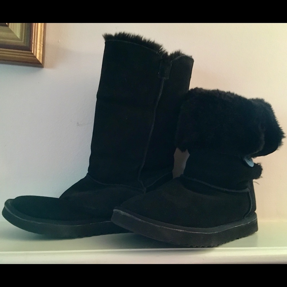 UGG 10M Black Suede Three Button Bailey